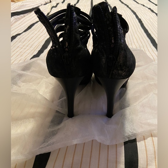 Open toe heeled sandals - Picture 9 of 9